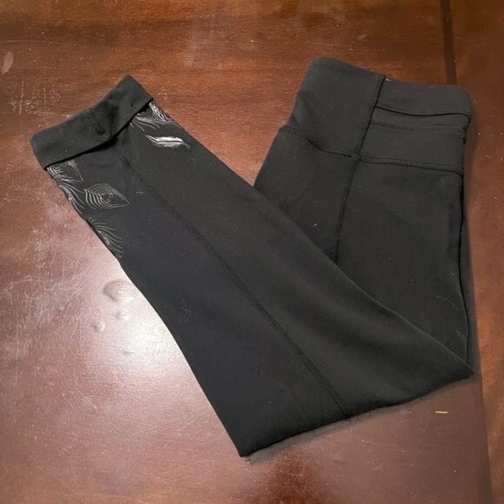 Lululemon Acro Capri Leggings Peacock Feather Silicone Print Bottom Size 4